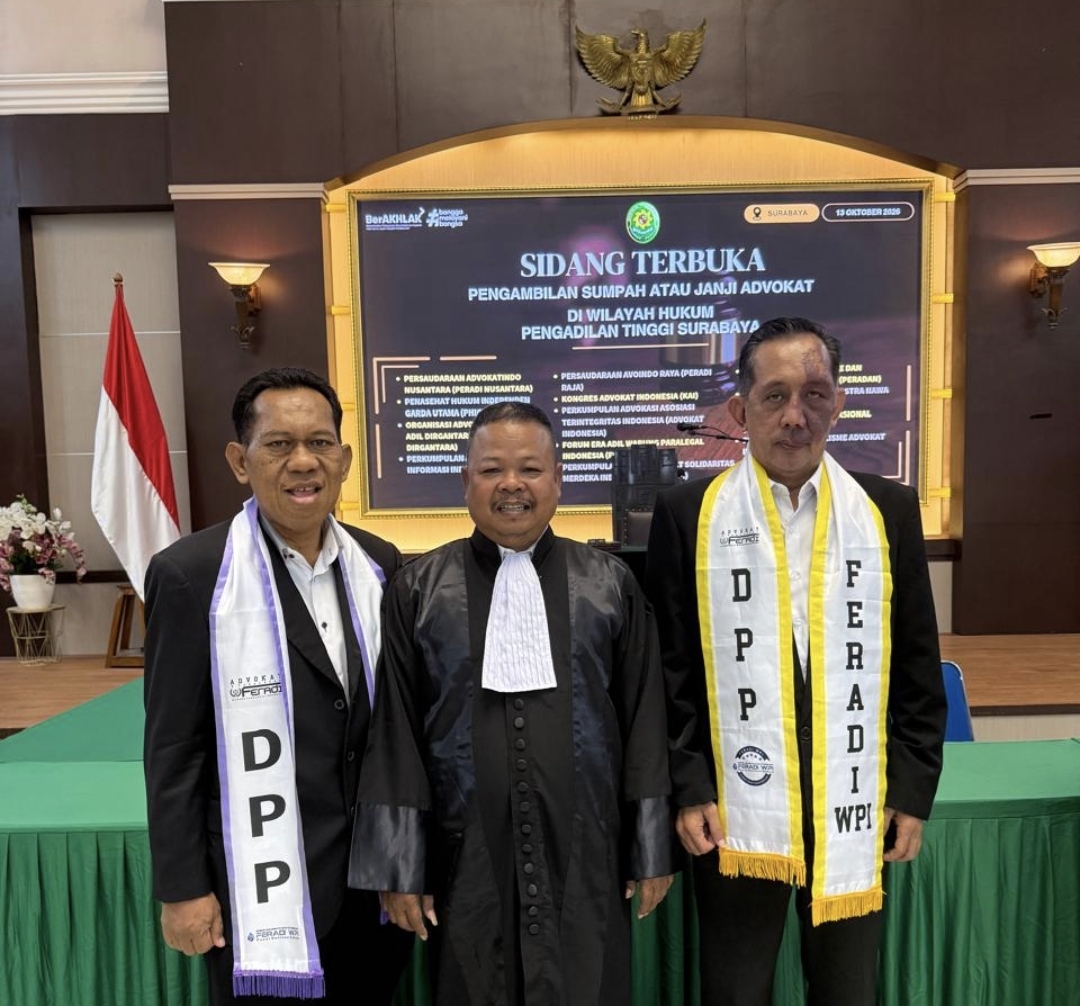 Eko Ponco, S.H. Sumpah Advokat GRATIS Melalui FERADI WPI di Pengadilan Tinggi Surabaya didampingi Pengurus DPP Adv.Dwi Siswanto & Adv.Yulianto Kiswocahyono